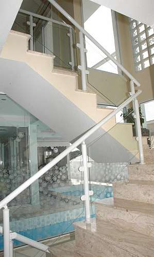 Corrimão de Alumínio com Vidro  Corrimão de Alumínio com Vidro