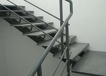 Escada de ferro com plataforma
